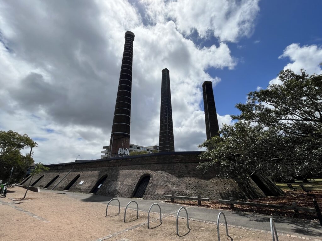 公園のシンボルともなっている産業遺産のレンガ工場の窯と煙突
